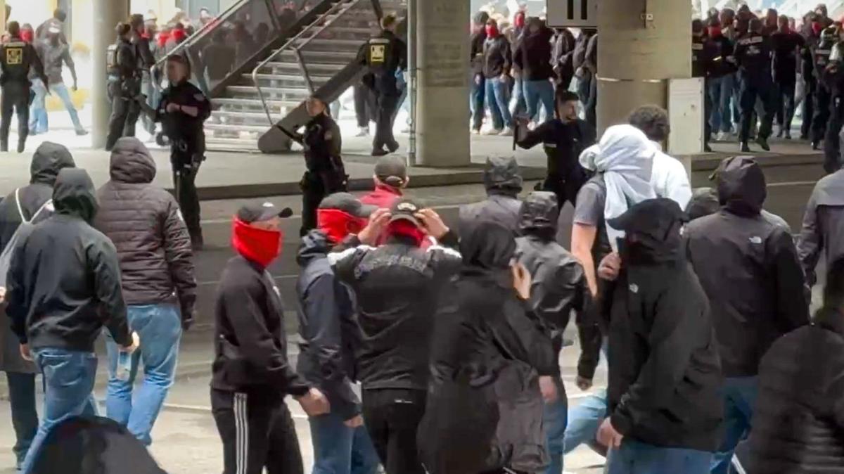 Bundesliga FCB - VfB Stuttgart: Ultras prügeln sich vor Allianz Arena