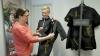 Christoph Haussmann beim Einkleiden mit Frauke Vangierdegom bei Bodystreet in Landsberg.
