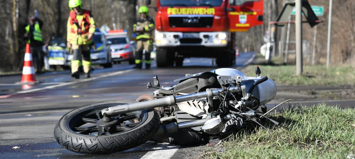 Tragischer Unfall bei Dettighofen: Motorradfahrer stirbt nach Kollision mit Anhänger