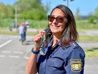Fatma Özen gibt Tipps, wie man sicher durch den Straßenverkehr kommt. Die 50-Jährige ist auch bei der Jugendverkehrsschule in Kutzenhausen aktiv und gehört zur Fahrradstreife der Polizeiinspektion Zusmarshausen.