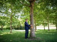 Es ist lange her, dass der bayerische Ministerpräsident einen Baum umarmte. Von den Grünen hat er sich massiv distanziert. Aber in der Union steht diese Strategie zunehmend in der Kritik.