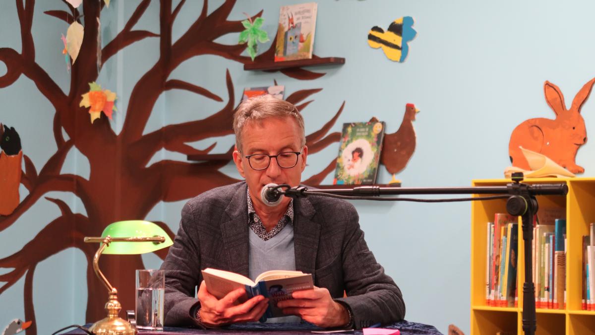 Estrellas de la literatura revelan aspectos privados en la noche de Armin Strohmeyr.