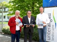 Redakteur Harry Klofat (von links) und Verleger Hans Högel überreichten Landrat Alex Eder das erste Exemplar des neuen „Unterallgäu Journals“.