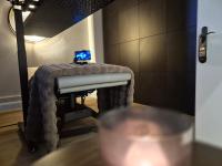Eine Form von Therapie in der Zürcher Luxusklinik: Die Satori-Liege soll mit Vibrationseffekten und Infrarot für tiefe Entspannung sorgen.