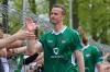 Bye bye Liga 3: FC-05-Kapitän Thomas Meißner klatscht am Zaun mit den Fans ab.
