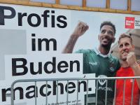 „Profis im Buden machen“: Am Ende wirkt das Werbeplakat eines FC-05-Sponsors angesichts der wenigen Schweinfurter Saisontore unfreiwillig komisch.
