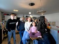 Die Familie in ihrer offenen Küche in der Zwei-Zimmer-Wohnung in Augsburg. Fünf Menschen leben hier auf 78 Quadratmetern.