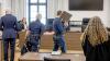 Gefesselt wurde der Angeklagte in den Gerichtssaal gebracht: Der Prozess um die getötete Mutter aus Lauben (Unterallgäu) ging am Mittwoch weiter.