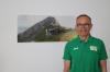 Helmut Kaumeier steht in seiner Wohnung vor einem großen Foto der Nördlinger Hütte und der Reither Spitze. Dorthin unternahm er am Anfang seines Bergsteigerlebens seine erste Tour. Im Laufe der Jahre besuchte er sie rund 60 Mal.