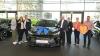 Bei der Autoübergabe: Markus Eichenseer, Stephanie Luger und Thomas Walter, der Gewinner Josef Fackler mit seiner Frau Sabine sowie Eva Münsinger und Robert Reile.