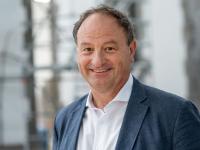 Pfarrer Rainer Maria Schießler kellnerte einst selbst im Schottenhamel-Festzelt. Feiern und Religion, geht das zusammen? Ja, sagt Schießler.