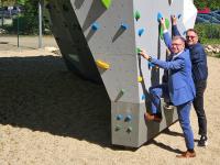 Freuen sich über die neue Klettermöglichkeit im Pausenhof des AEG: der vormalige Landrat Stefan Rößle (links) und Klaus Kögel, stellvertretender Schulleiter des AEG.