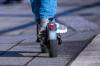 Ein E-Scooter-Fahrer hat sich bei einem Unfall in Scheppach leichte Verletzungen zugezogen.