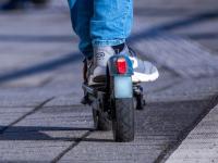 Ein E-Scooter-Fahrer hat sich bei einem Unfall in Scheppach leichte Verletzungen zugezogen.