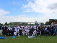 Der TSV Bobingen feiert die Meisterschaft in der Bezirksliga Süd und den Aufstieg in die Landesliga.