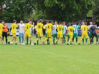 Der TSV Pfaffenhausen (grün-weiße Trikots) und der SV Schöneberg (gelbe Trikots) trennen sich in der Kreisklasse Allgäu 2 im VG-Derby mit einem torlosen Unentschieden.