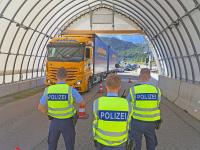 Am A7-Grenztunnel bei Füssen zeigt die Bundespolizei stark Präsenz.