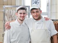 Früher waren sie Kollegen, seit Kurzem sind sie Chef und Angestellter: Metzgermeister Paul Olbrich (links) mit seinem Freund Fabian Ziegler in der neuen Metzgerei in Rimpar.