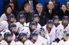 Moon Jae-In, Präsident von Südkorea (2. von links) und seine Frau Kim Jung Sook (links), IOC-Präsident Thomas Bach (Mitte), Kim Yong Nam (2. von rechts), protokollarisches Staatsoberhaupt von Nordkorea, und Kim Yo Jong (rechts), die jüngere Schwester von Nordkoreas Machthaber, schauen sich bei den Olympischen Winterspielen 2018 ein Spiel des Vereinten Olympiateams Korea an.