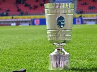 Um diesen Pokal spielen am Samstag der FC Würzburger Kickers und der TSV 1860 München.