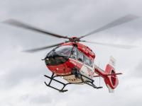 Ein Rettungshubschrauber brachte den lebensgefährlich verletzten Beifahrer in ein Krankenhaus.