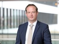 Sebastian Schmitt leitet die Division Elektrifizierte Antriebstechnologien von ZF mit Sitz in Schweinfurt. Im Interview erklärt er, warum der Konzern weiter auf die Eigenfertigung von E-Motoren setzt.