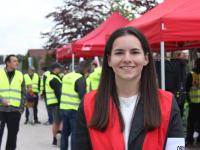 Tessa Belandt unterstützt ihre alten Kollegen beim Streik vor dem OSI-Werk in Günzburg als Gewerkschafterin. Früher war sie selbst dort Mitarbeiterin.