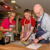 An der Volkshochschule Augsburg gibt es einen Grundlagenkochkurs speziell für Männer. Von links: Kursleiterin Andrea Bergholz, Anton L. und Christian Büttner.