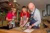 An der Volkshochschule Augsburg gibt es einen Grundlagenkochkurs speziell für Männer. Von links: Kursleiterin Andrea Bergholz, Anton L. und Christian Büttner.