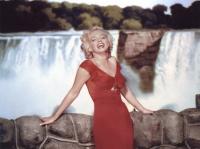 Marilyn Monroe in ihrem berühmten roten Kleid 1953 bei den Dreharbeiten zu Niagara.