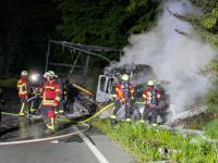 Montagabend hatte ein Kleintransporter bei Helmstadt eine Panne. Beim Abschleppen geriet er in Brand.