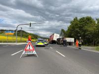 Bei einem Unfall kippte ein Lkw-Anhänger auf der B 279 in Bad Neustadt um.