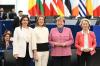 Die ehemalige deutsche Bundeskanzlerin Angela Merkel wurde mit dem erstmals verliehenen Europäischen Verdienstorden geehrt. Im Bild: die stellvertretende Ministerin für europäische Angelegenheiten Zyperns, Marilena Raouna. doe Präsidentin des Europäischen Parlaments, Roberta Metsola, Merkel sowie der Präsidentin der Europäischen Kommission, Ursula von der Leyen.