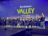 Großes Finale auf der Rocketeer Valley Bühne. Moderatorin und Dialogmanagerin der Main-Post, Meike Schmid, lässt zum Abschluss Konfetti regnen.