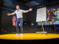 Erik Meijer begeistert das Publikum. Das Zukunftsfestival "Rocketeer Valley" findet am Dienstag 19.05.26 mit rund 750 Teilnehmern im Vogel Convention Center in Würzburg statt.