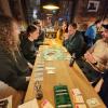 Ein Abend in der Spielbar „Zum Waschbären“ zeigt, warum Brett- und Kartenspiele wieder beliebter werden: Sie schaffen Gemeinschaft abseits des Handys.
