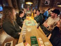 Ein Abend in der Spielbar „Zum Waschbären“ zeigt, warum Brett- und Kartenspiele wieder beliebter werden: Sie schaffen Gemeinschaft abseits des Handys.