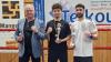 Lorik Demolli (Mitte) bei der Ehrung mit dem Technikerpokal und Eray Derin (rechts, Boxclub Olymp Aalen) mit dem Pokal für den besten Kampf des Abends. Links im Bild der Ringkommentator.