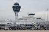 Der Tower und der Terminal 1 am Münchner Flughafen.