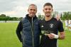 Manuel Detmar wurde von Kauferings Sportlichem Leiter Uli Stengelmair mit der Torjägerkanone ausgezeichnet, mit dem Aufstieg hat es ganz knapp nicht geklappt.