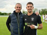Manuel Detmar wurde von Kauferings Sportlichem Leiter Uli Stengelmair mit der Torjägerkanone ausgezeichnet, mit dem Aufstieg hat es ganz knapp nicht geklappt.