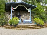 Seit 1901 gibt es nun schon die Lourdes-Grotte. Immer noch finden sich Menschen, die sich um das Kleinod des Glaubens kümmern.