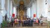 Der Projektchor hatte erst am Nachmittag vor dem Konzert in Pfaffenhausen die Lieder gelernt. Das Foto zeigt den Chor zusammen mit Komponist und Liedermacher Robert Haas und Markus Kerber, einem Musiker mit internationalen Auszeichnungen.