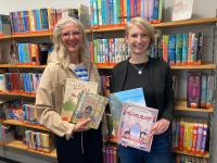 Sigrid Henschel (links) und Thea Rueß geben Tipps, mit welchen Kinderbüchern man sich schon jetzt aufs Frundsbergfest einstimmen kann. Weil es bislang kein Bilderbuch über Georg von Frundsberg gibt, überlegt sich Thea Rueß übrigens, selbst eins zu schreiben.