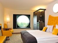 Ein Bullauge mit Blick ins Grüne - ein Zimmer im Arcotel Onyx in Hamburg an der Reeperbahn.