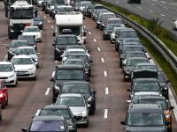 Am Pfingstsonntag kommt es im Reiseverkehr auf der A8 von München in Richtung Salzburg zu Verzögerungen – auch wegen eines Unfalls.