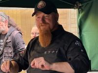 Der Rock'n'Roller unter den Köchen: Am Grill ist Lucki Maurer in seinem Element