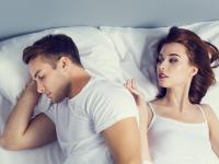 Frauen berichten deutlich häufiger über Schlafprobleme als Männer — die Ursachen dafür sind allerdings komplex.