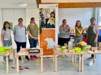 Die Kindertagesstätte St. Georg in Stätzling freut sich über eine tolle Frühstücksaktion als Preis für die erstplatzierten kleinen „Krümelhelden“ (v.l.n.r.: Ulrike Kuhn, Alexandra Heinzel, Cornelia Schwierz, Marisa Abbrancati, Anna Bramberger und Sabine Kistler).
