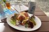 Ein kühles Bier und gutes Essen gehören bei vielen zu einem Biergartenbesuch dazu.